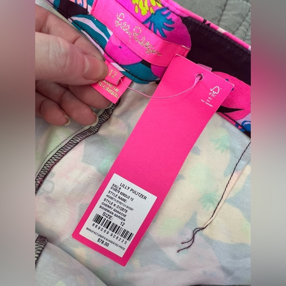 Lilly Pulitzer Arabeth Stretch Short NWT
Cherry Ganache Bohemian Garden Size 12 - Picture 8 of 12